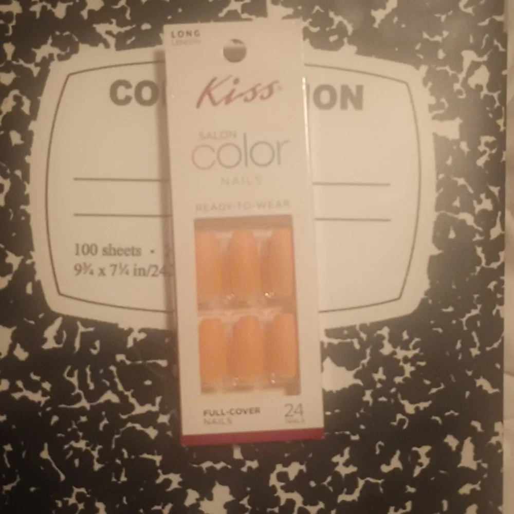 Color nails - Picture 2 of 3